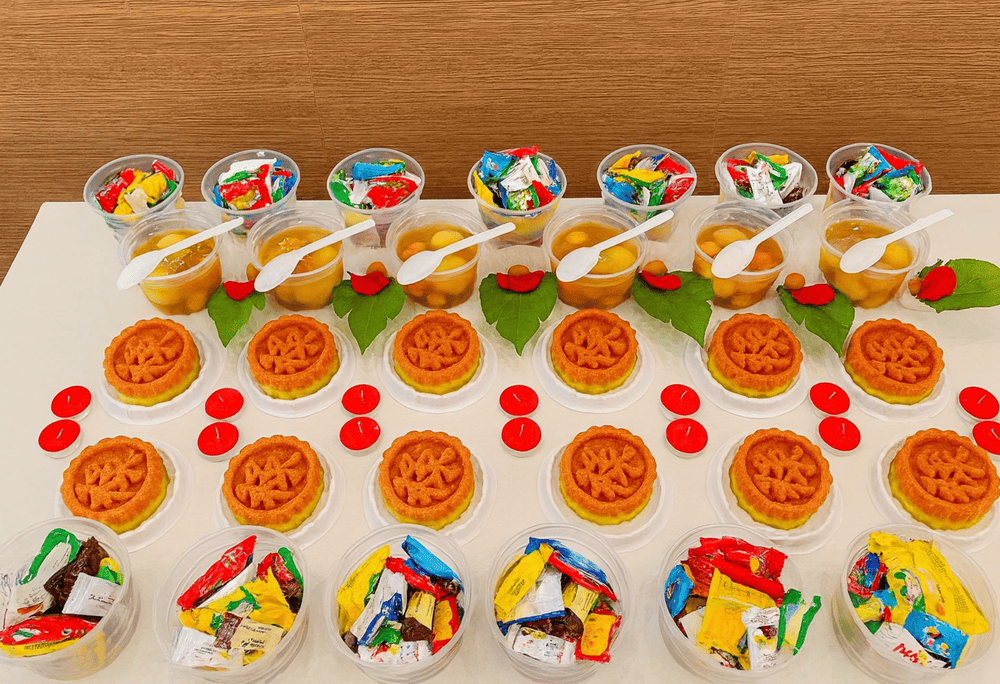 The family presents sticky rice as a symbolic offering during the baby&rsquo;s full-month ceremony